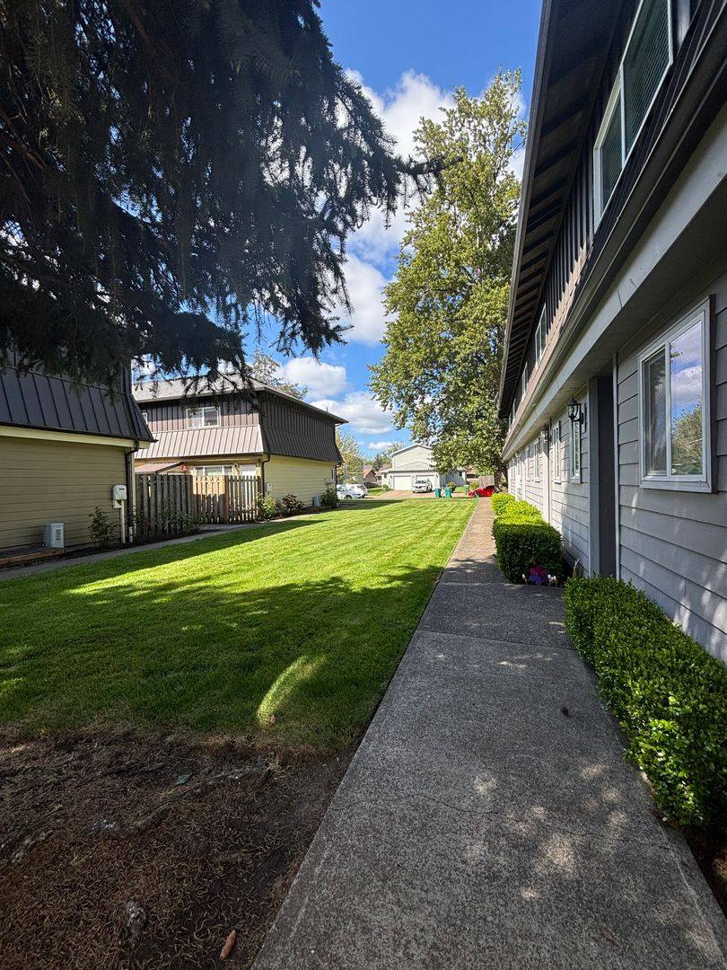 Townhouse for rent at 606 E Ninth St, Newberg, OR 97132
