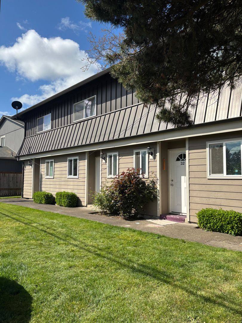 Townhouse for rent at 606 E Ninth St, Newberg, OR 97132