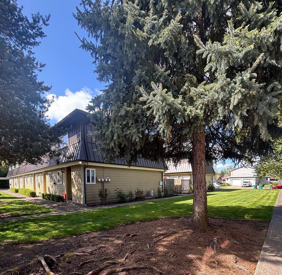 Townhouse for rent at 606 E Ninth St, Newberg, OR 97132