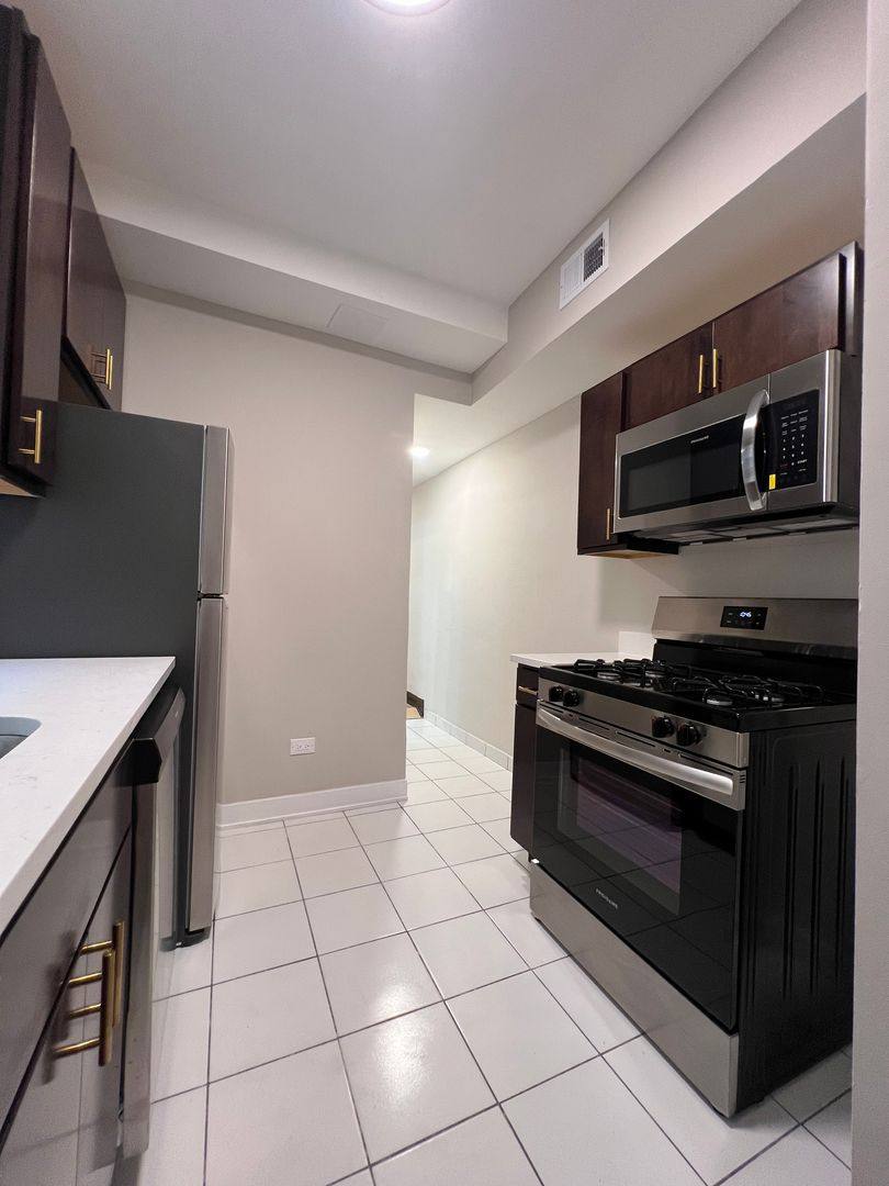 Apartment for rent at 4035-37 N Central Park Ave, Chicago, IL 60618