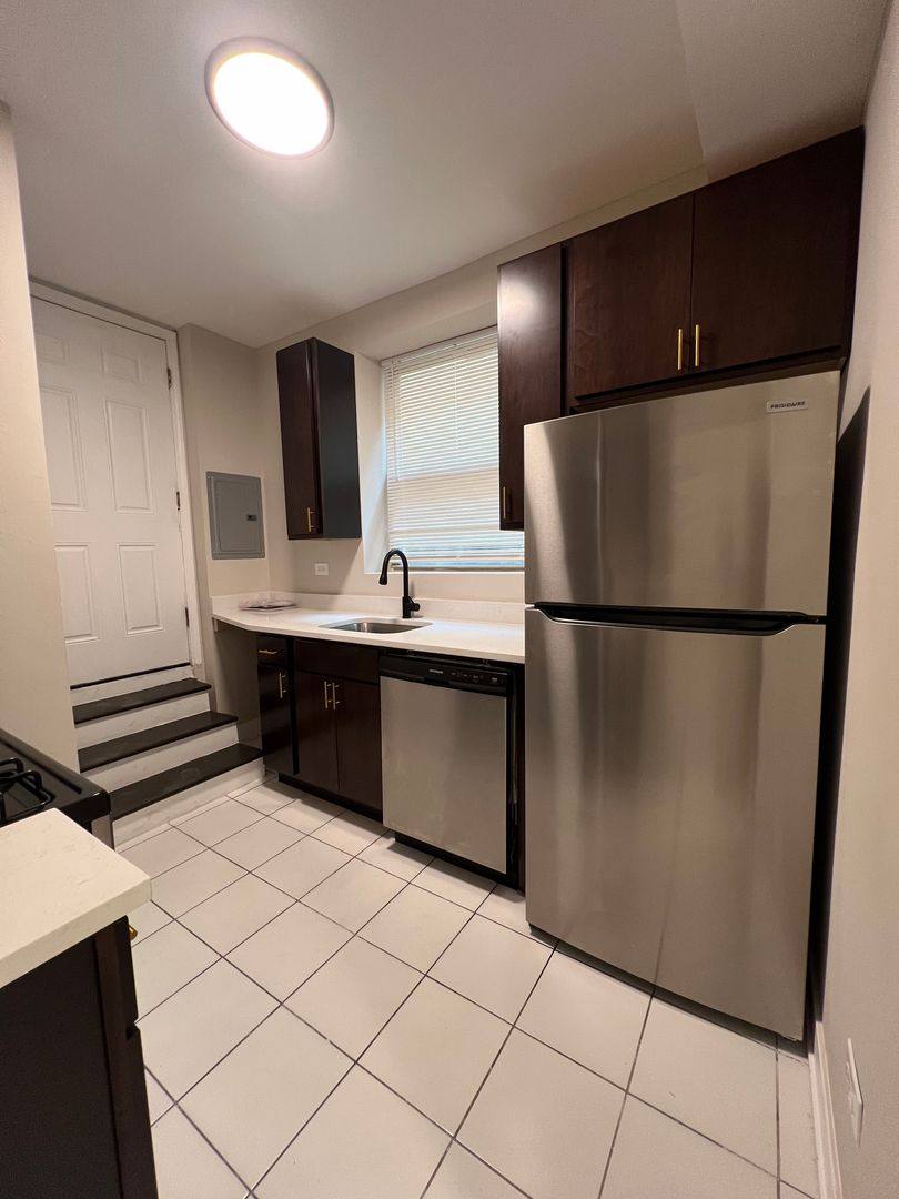 Apartment for rent at 4035-37 N Central Park Ave, Chicago, IL 60618