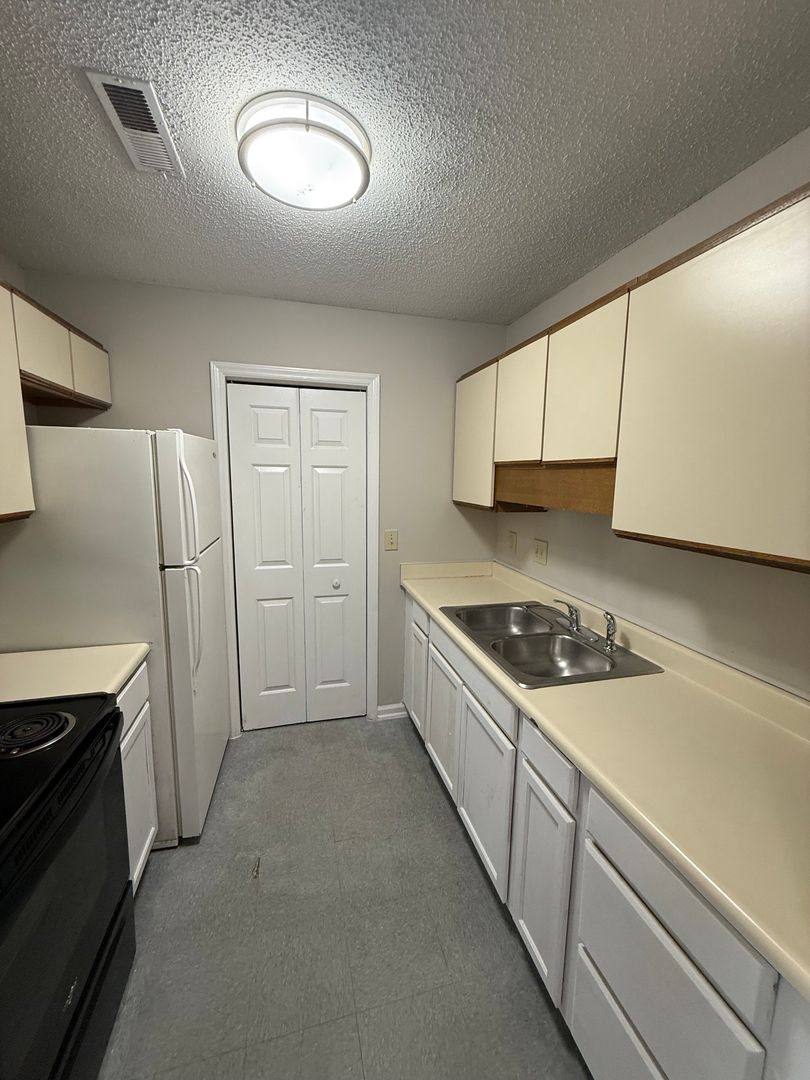 Apartment for rent at 1806-E Woods Lane, High Point, NC 27265