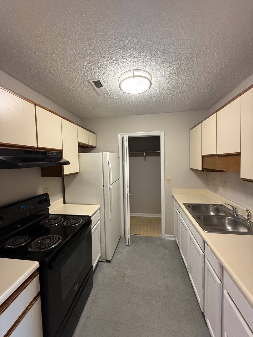 Apartment for rent at 1806-E Woods Lane, High Point, NC 27265