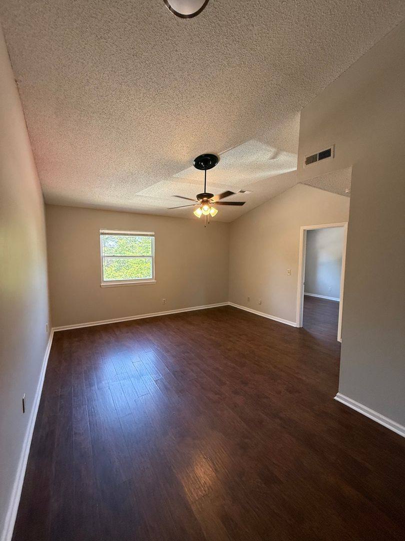 Apartment for rent at 1806-E Woods Lane, High Point, NC 27265