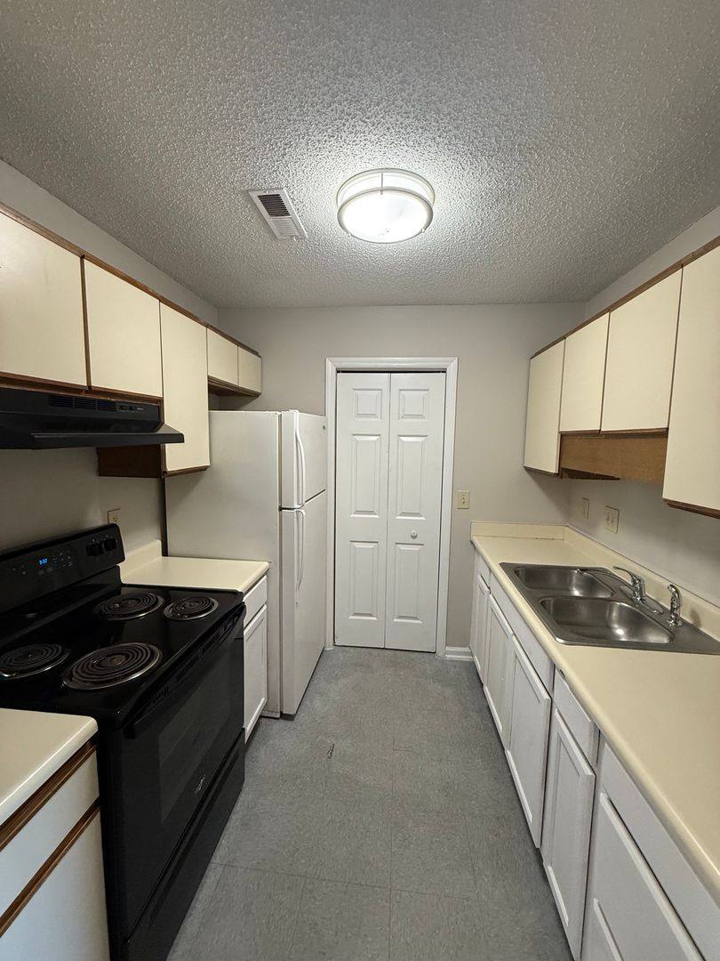 Apartment for rent at 1806-E Woods Lane, High Point, NC 27265