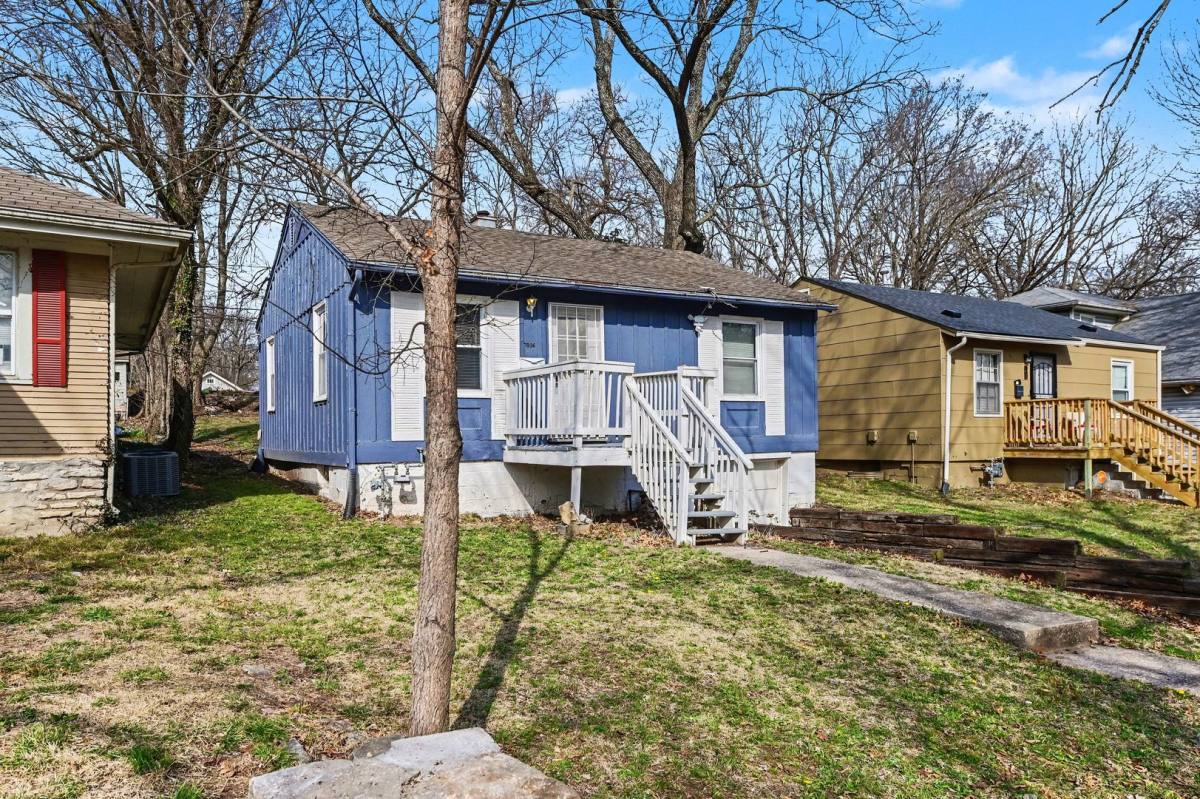 House for rent at 7036 Bellefontaine Ave, Kansas City, MO 64132