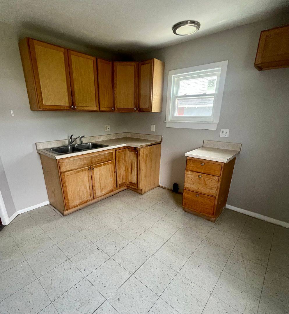 Apartment for rent at 2295 SW 11th St, Akron, OH 44314