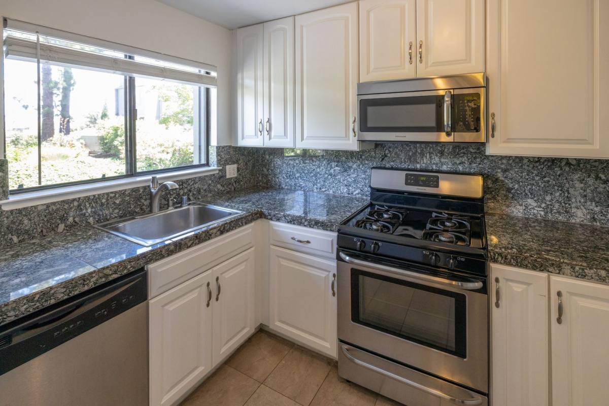 Townhouse for rent at 996 Silverado Court, Hayward, CA 94541