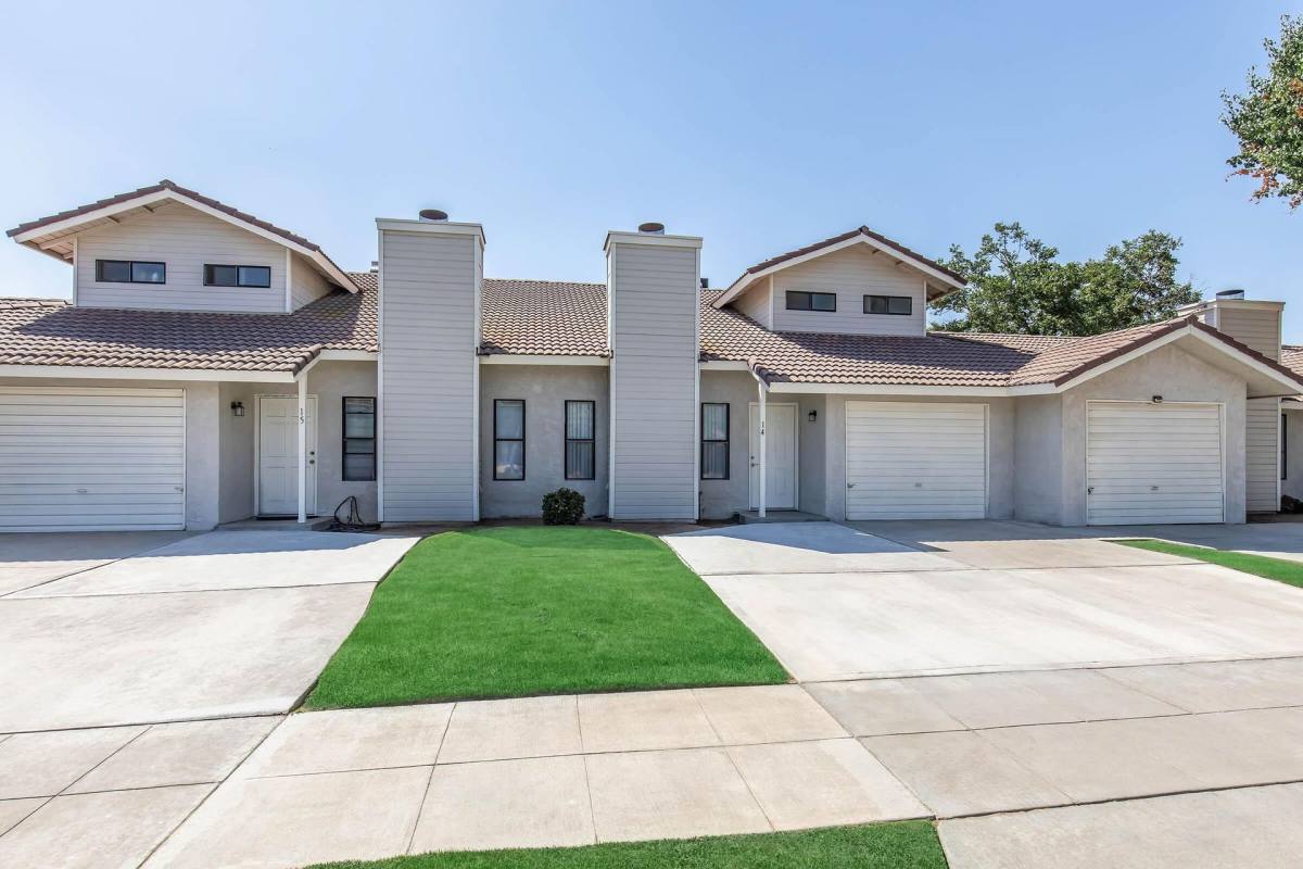 Townhouse for rent at 950 Barnett Way, Madera, CA 93637