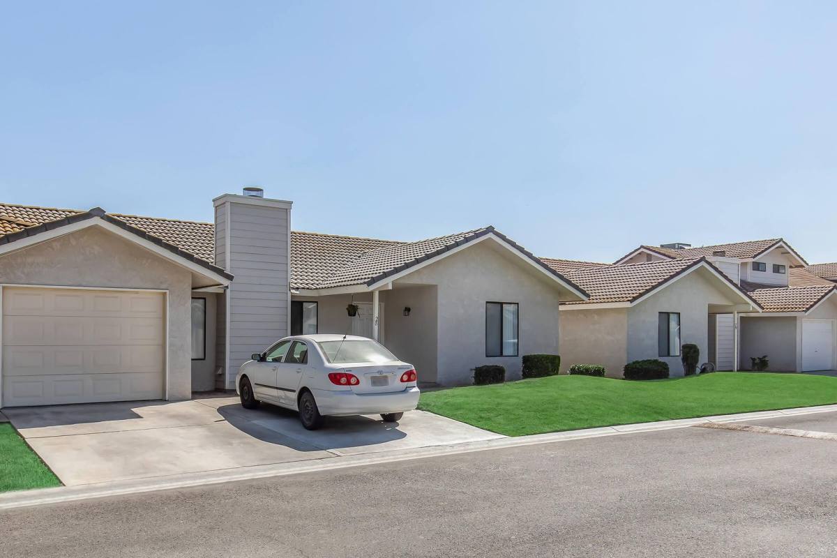 Townhouse for rent at 950 Barnett Way, Madera, CA 93637