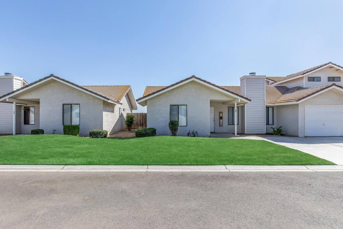 Townhouse for rent at 950 Barnett Way, Madera, CA 93637