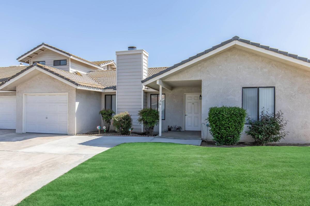 Townhouse for rent at 950 Barnett Way, Madera, CA 93637