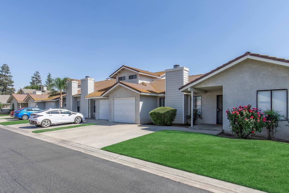 Townhouse for rent at 950 Barnett Way, Madera, CA 93637