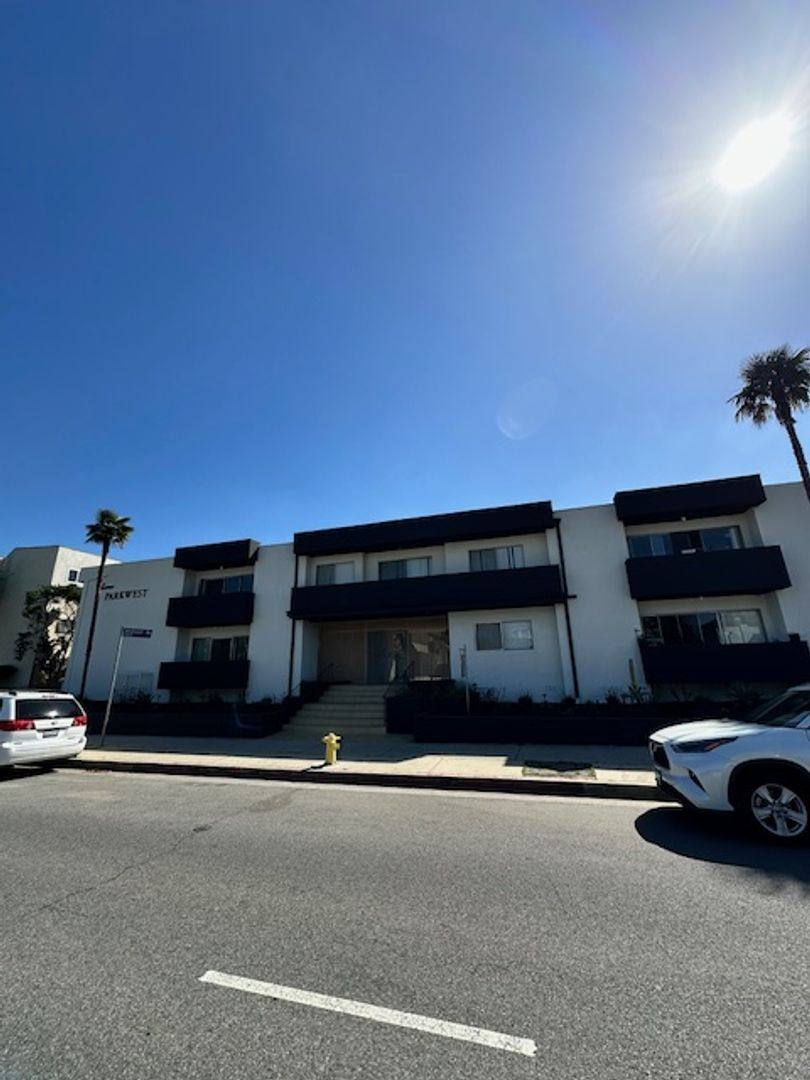 Apartment for rent at 17340 Burbank Blvd, Encino, CA 91316