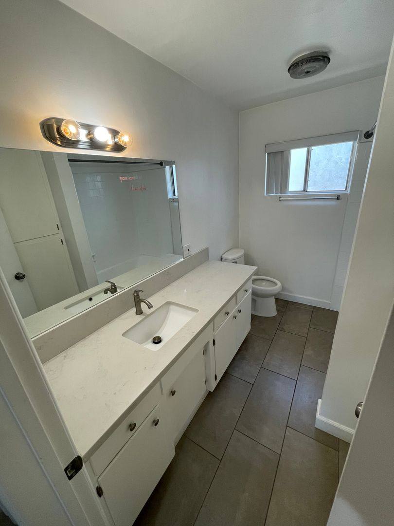 Apartment for rent at 17340 Burbank Blvd, Encino, CA 91316