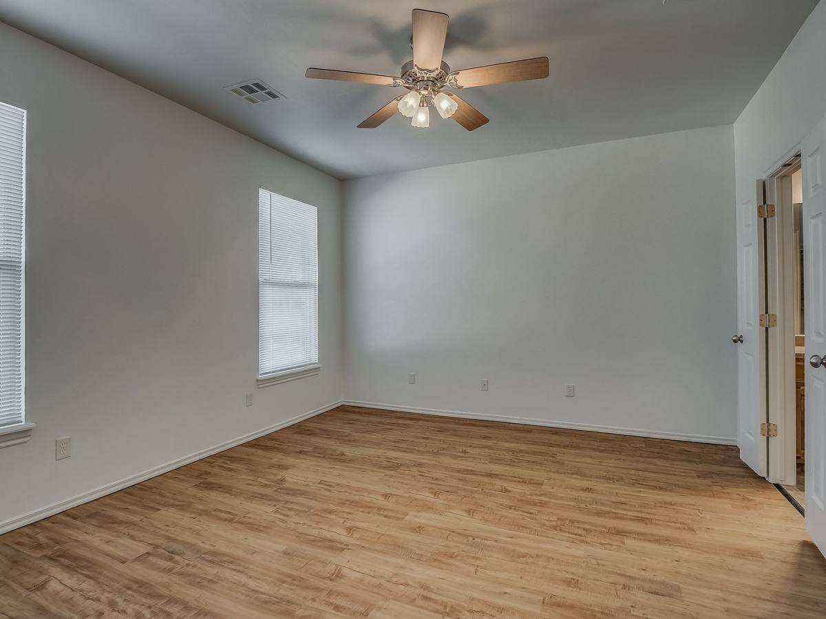 Apartment for rent at 11405 NW 121st Place, Yukon, OK 73099