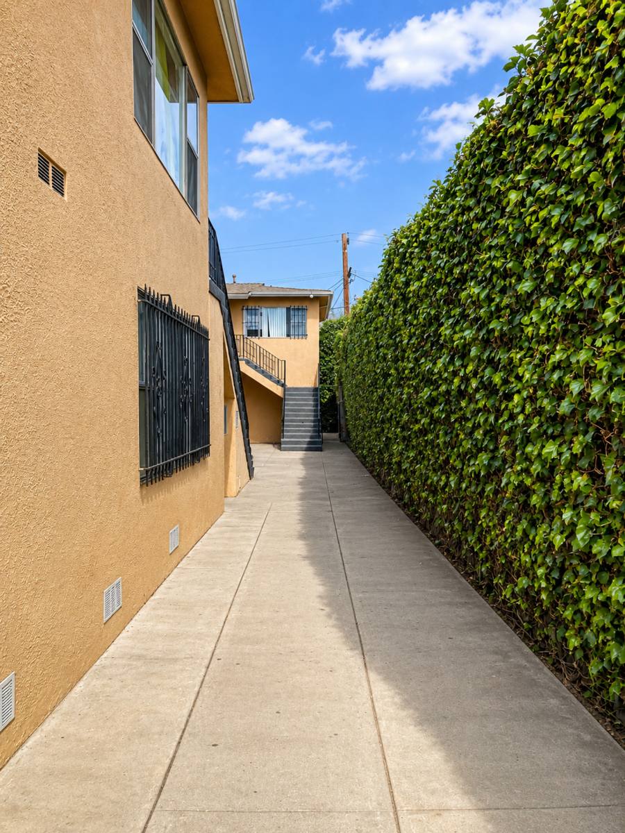 Apartment for rent at 533 W 75th St, Los Angeles, CA 90044