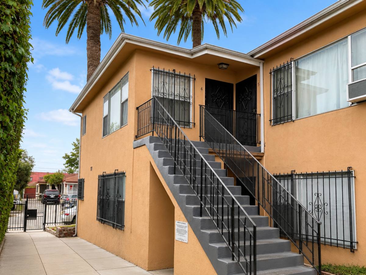 Apartment for rent at 533 W 75th St, Los Angeles, CA 90044