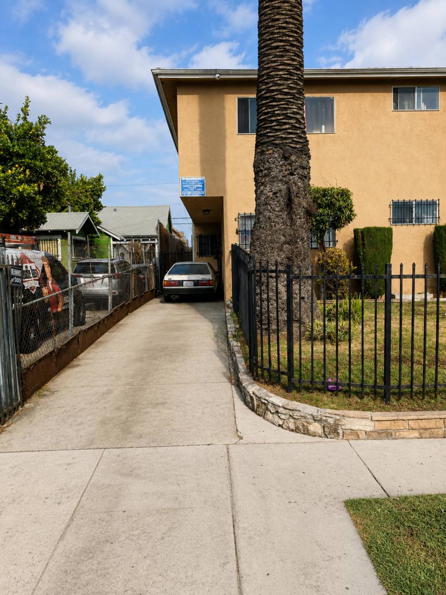 Apartment for rent at 533 W 75th St, Los Angeles, CA 90044