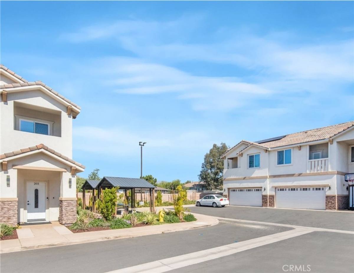 Townhouse for rent at 9223 Cypress Ave, Fontana, CA 92335
