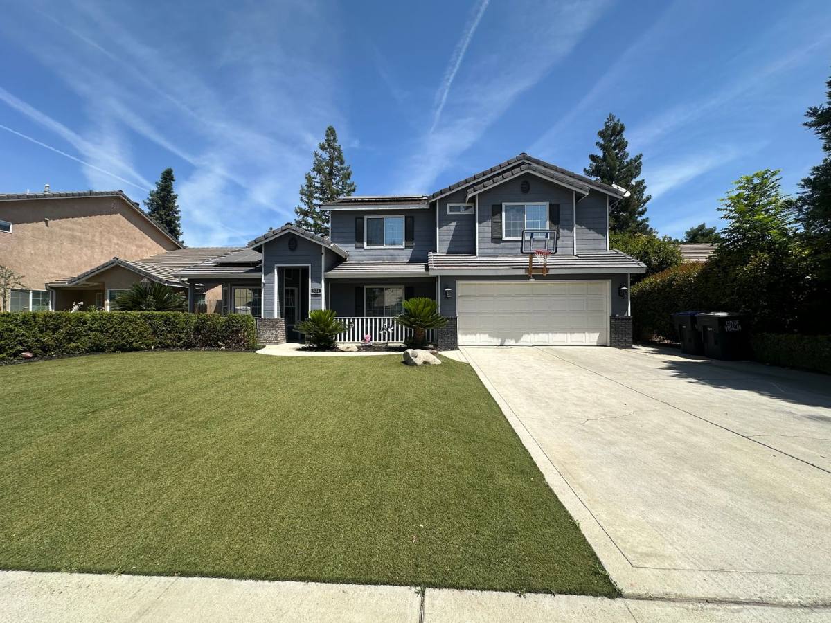 House for rent at 534 W Russell Ave, Visalia, CA 93277