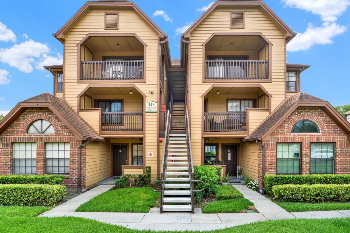 Condo for rent at 345 Lakepointe Dr, Altamonte Springs, FL 32701