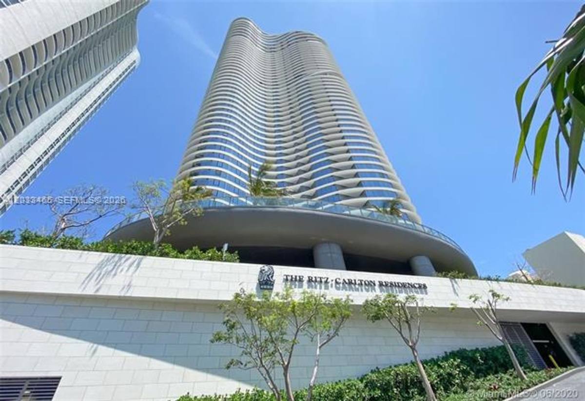 Apartment for rent at 15701 Collins Ave, North Miami Beach, FL 33160