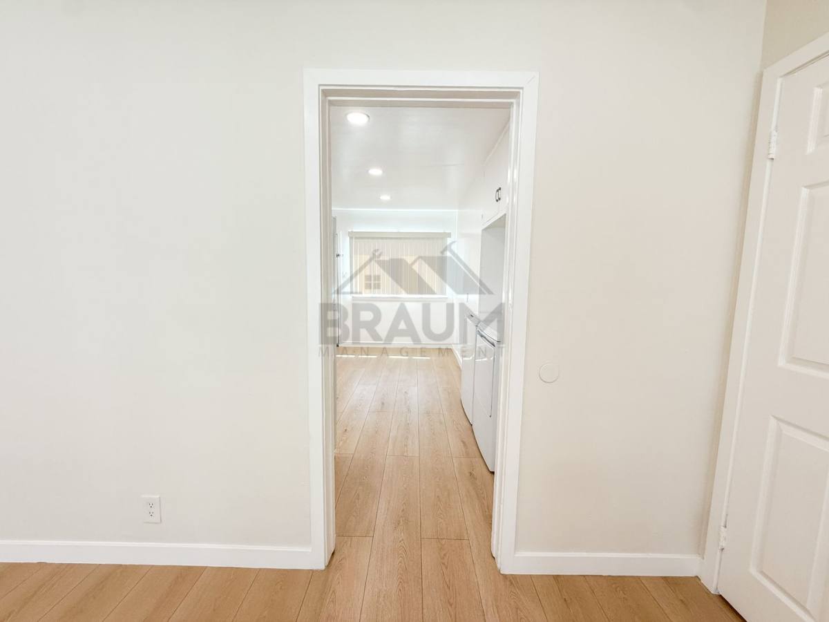 Apartment for rent at 15550 Vanowen St, Van Nuys, CA 91406