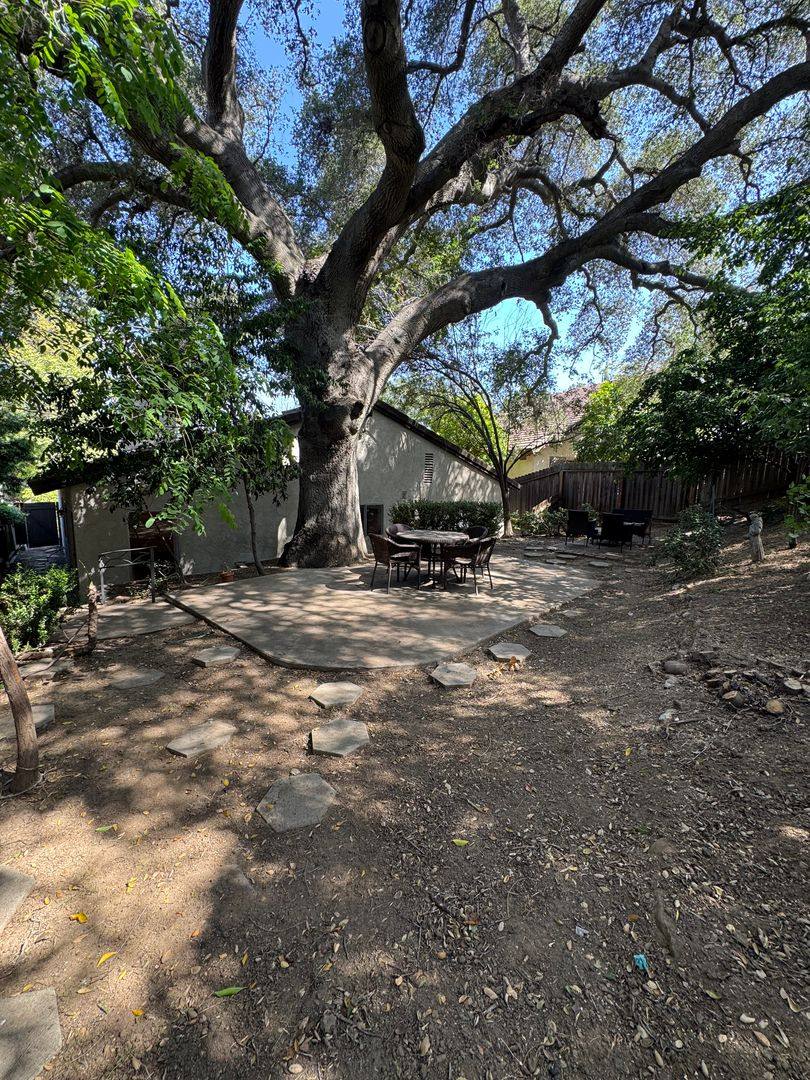 House for rent at 4140 Meadowlark Dr, Calabasas, CA 91302