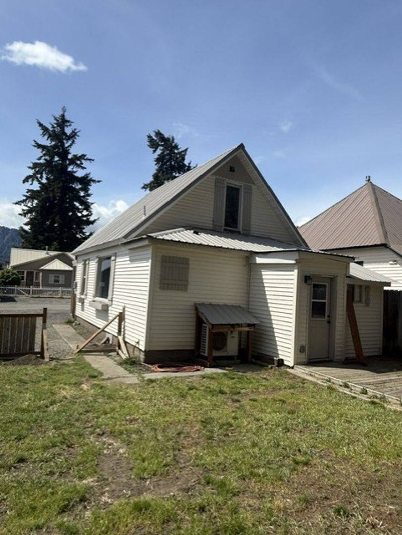House for rent at 106 E 4th St, Cle Elum, WA 98922
