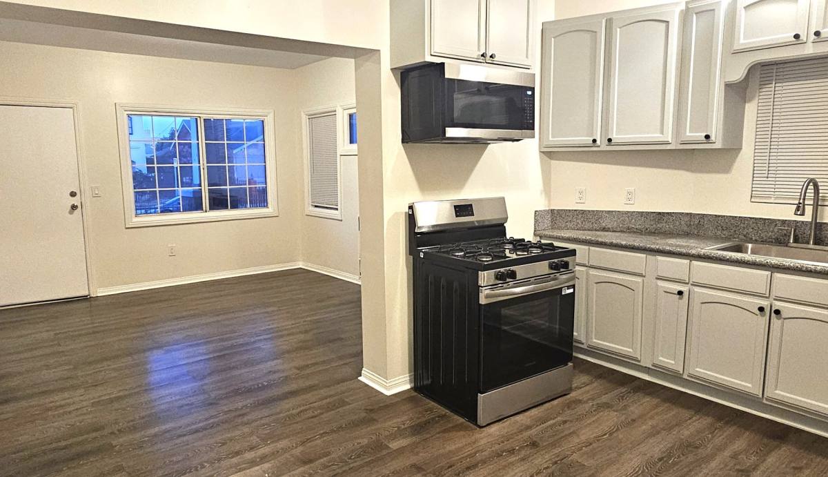 Apartment for rent at 961-963 W 42nd St, Los Angeles, CA 90037