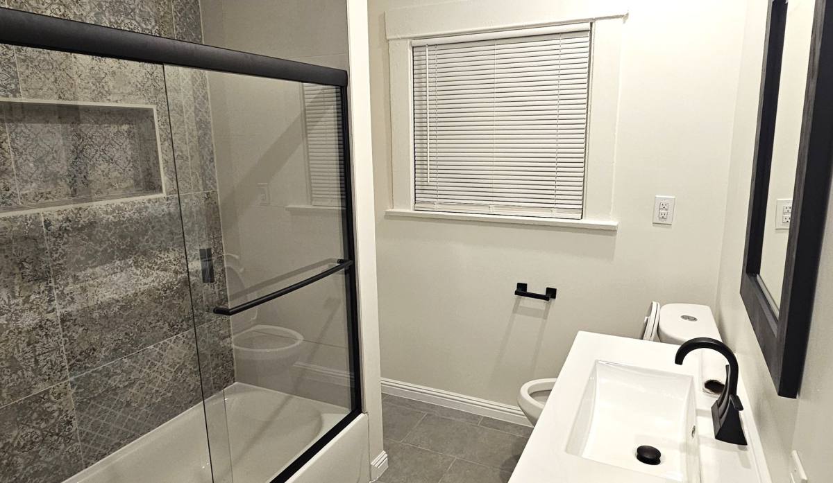 Apartment for rent at 961-963 W 42nd St, Los Angeles, CA 90037
