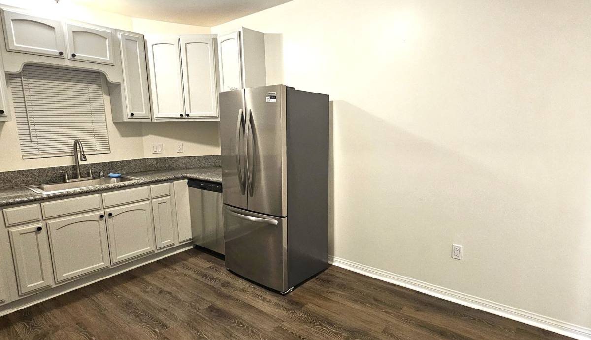 Apartment for rent at 961-963 W 42nd St, Los Angeles, CA 90037