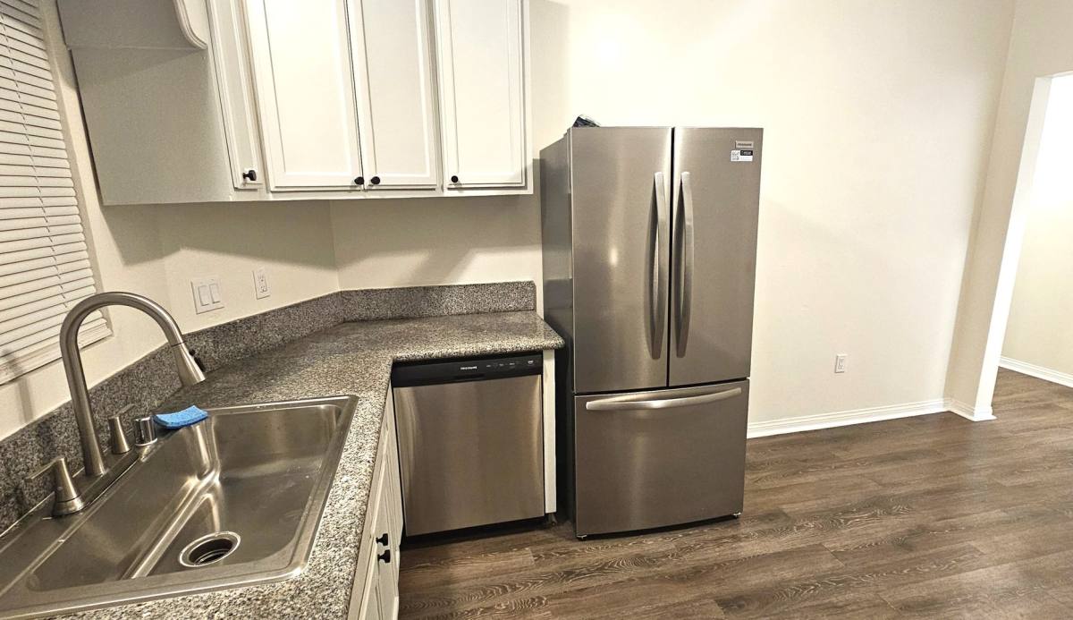 Apartment for rent at 961-963 W 42nd St, Los Angeles, CA 90037