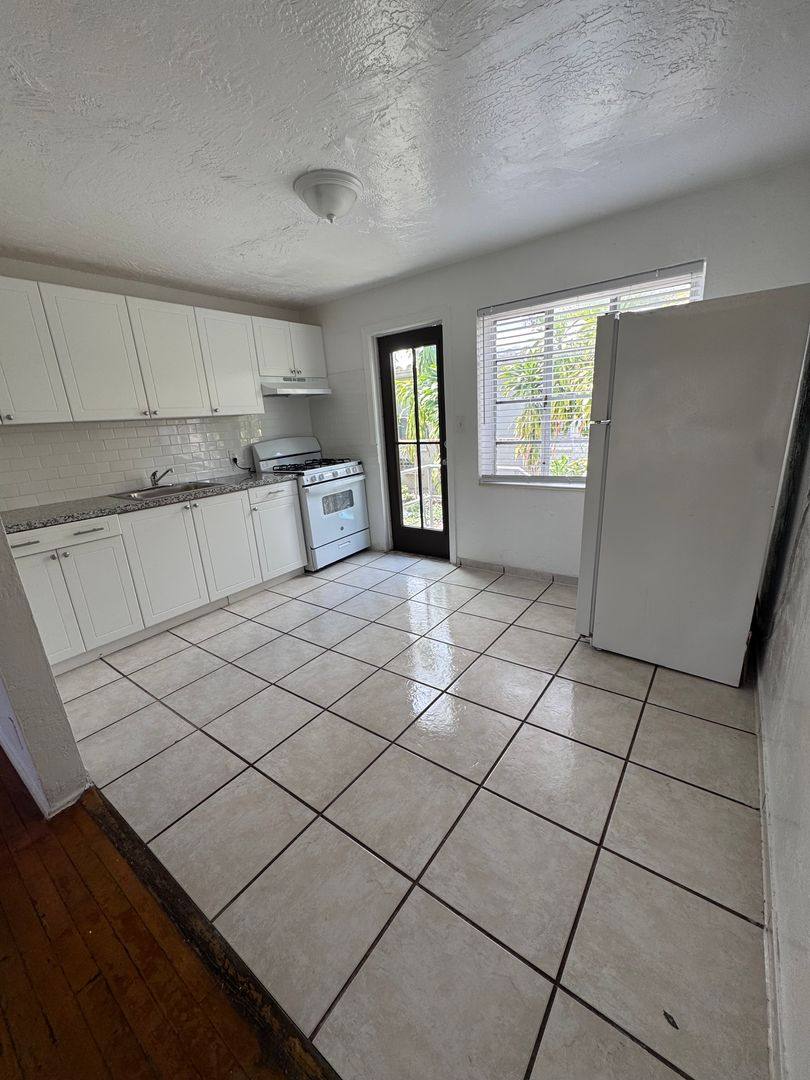 Apartment for rent at 1735 Wiley St, Hollywood, FL 33020