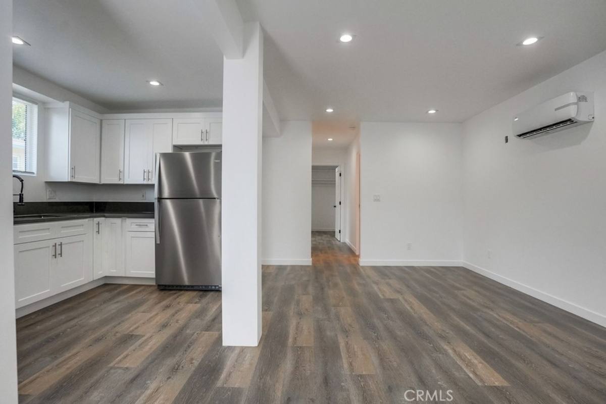 Apartment for rent at 869 Glenway Dr, Inglewood, CA 90302