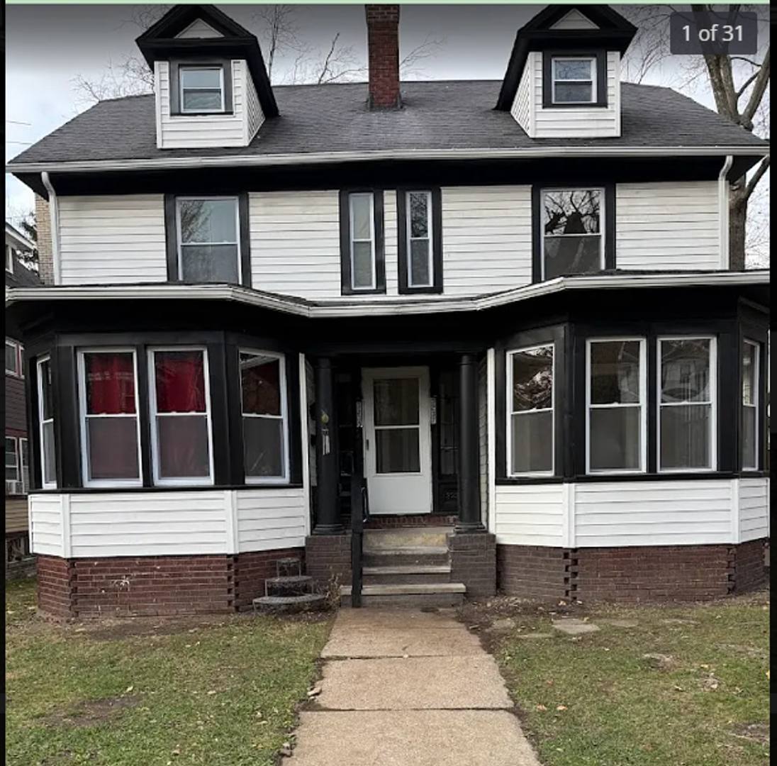 Apartment for rent at 3235 Oak Rd, Cleveland, OH 44118