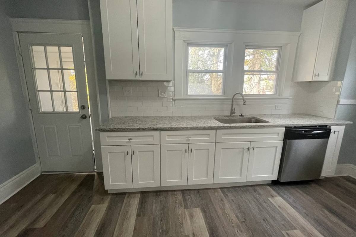 Apartment for rent at 3235 Oak Rd, Cleveland, OH 44118