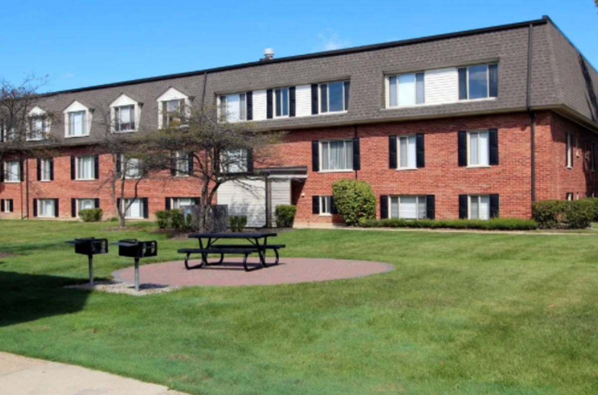 Apartment for rent at 975 Jefferson Square, Elk Grove Village, IL 60007