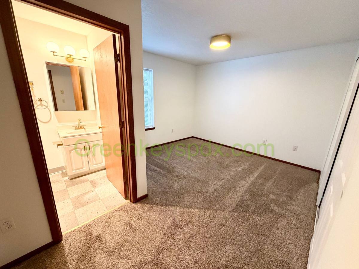 Townhouse for rent at 10030 N Lombard St, Portland, OR 97203