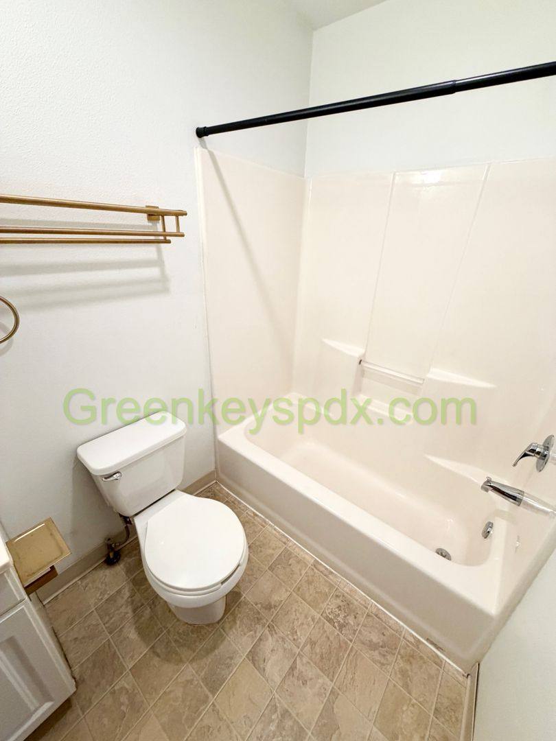Townhouse for rent at 10030 N Lombard St, Portland, OR 97203