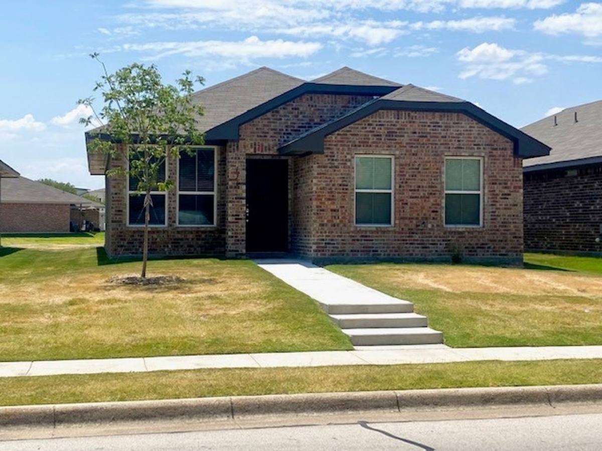 House for rent at 136 Arnold Ave, Burleson, TX 76028