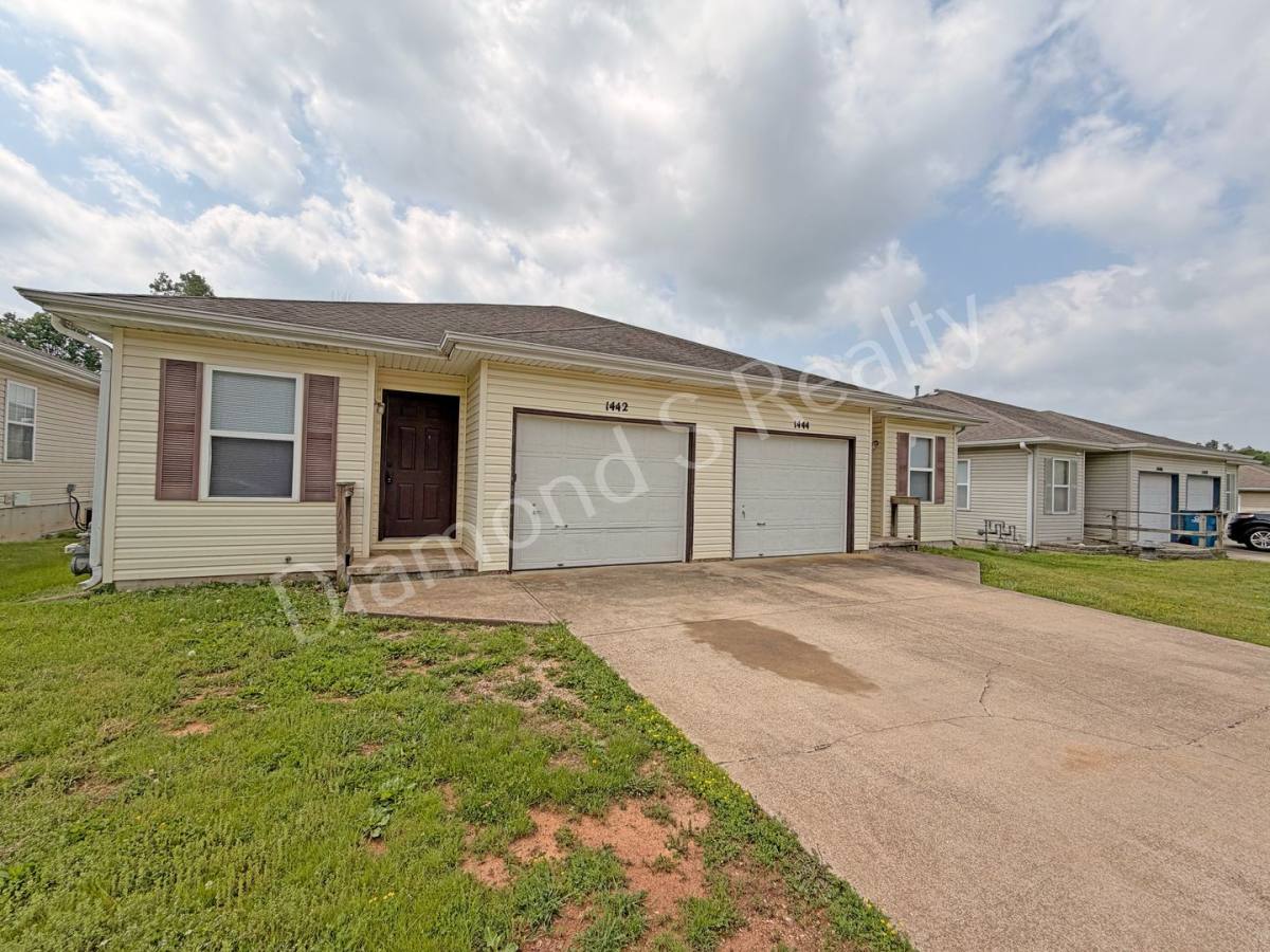 Apartment for rent at 1442 W Rainey St, Ozark, MO 65721