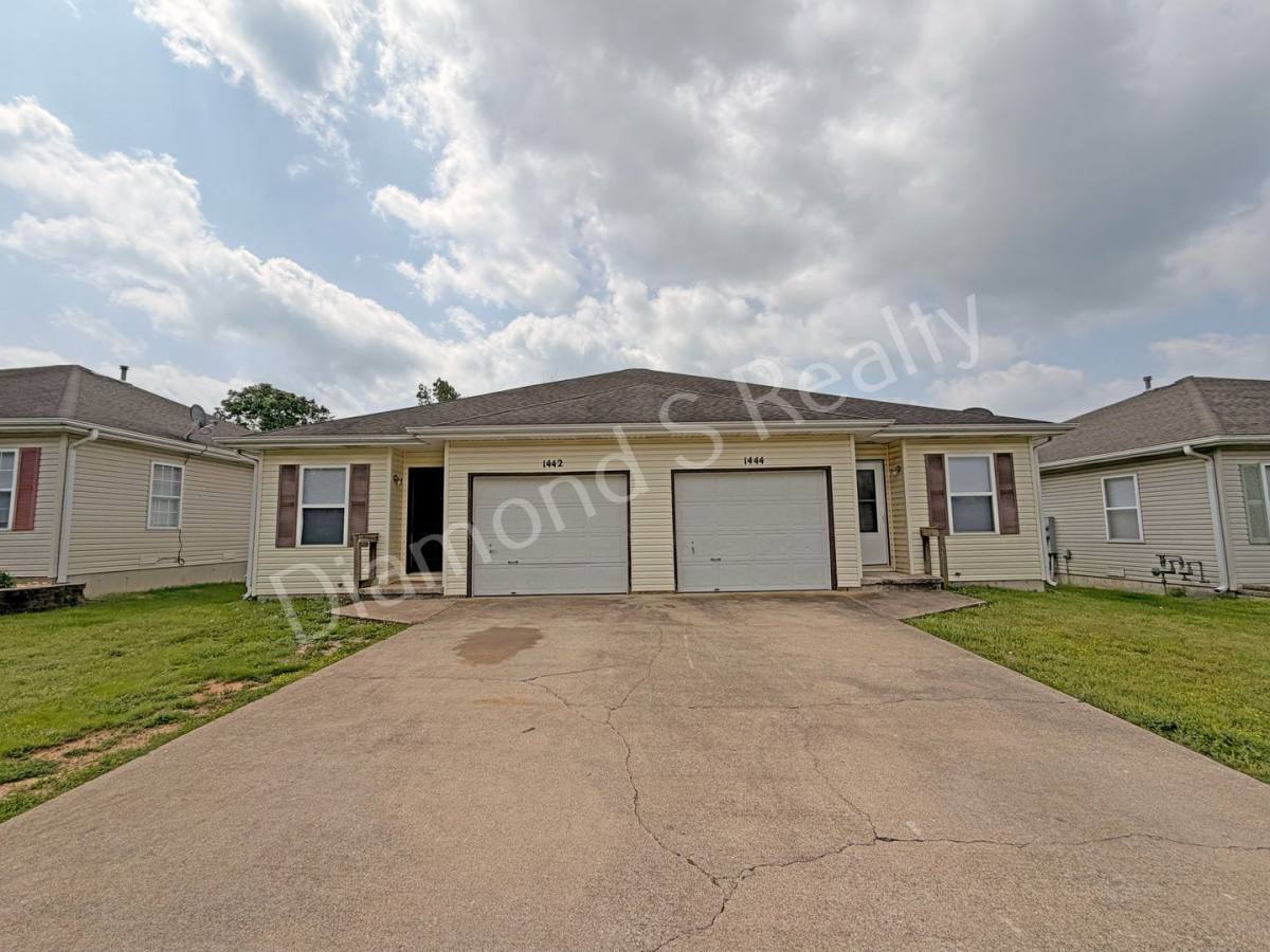 Apartment for rent at 1442 W Rainey St, Ozark, MO 65721