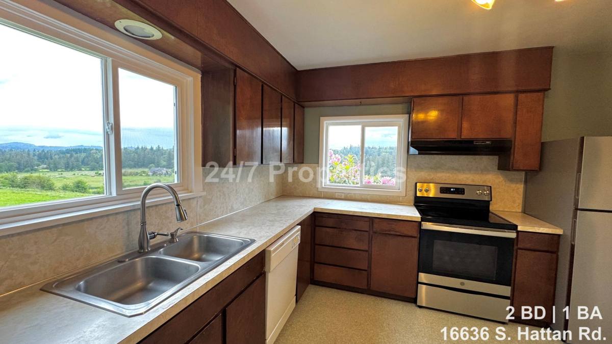 House for rent at 16636 S Hattan Rd, Oregon City, OR 97045