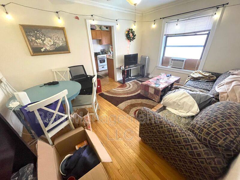 Apartment for rent at 914 W Oakdale #1W, Chicago, IL 60657