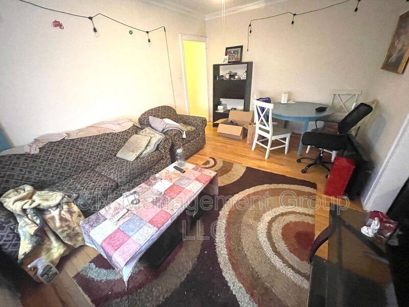 Apartment for rent at 914 W Oakdale #1W, Chicago, IL 60657