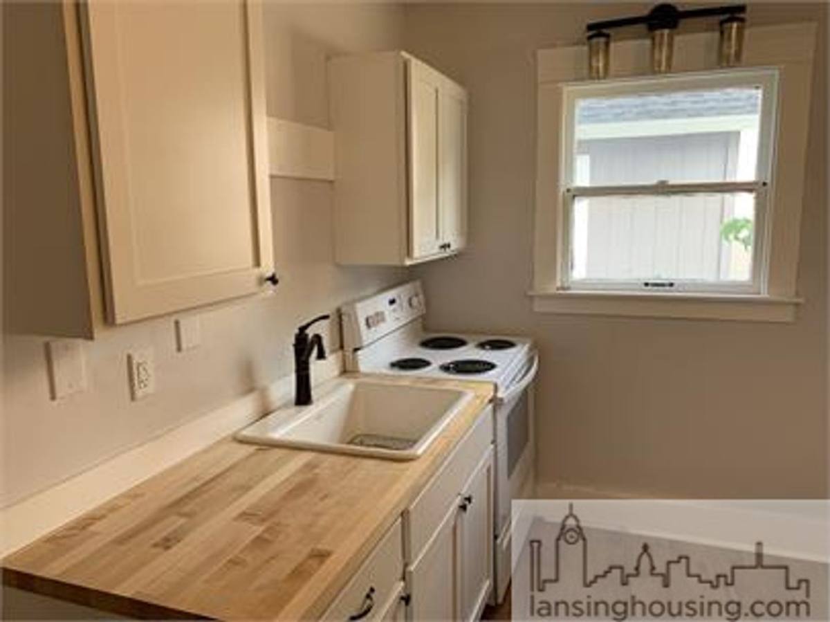 Apartment for rent at 318 E Hillsdale, Lansing, MI 48912