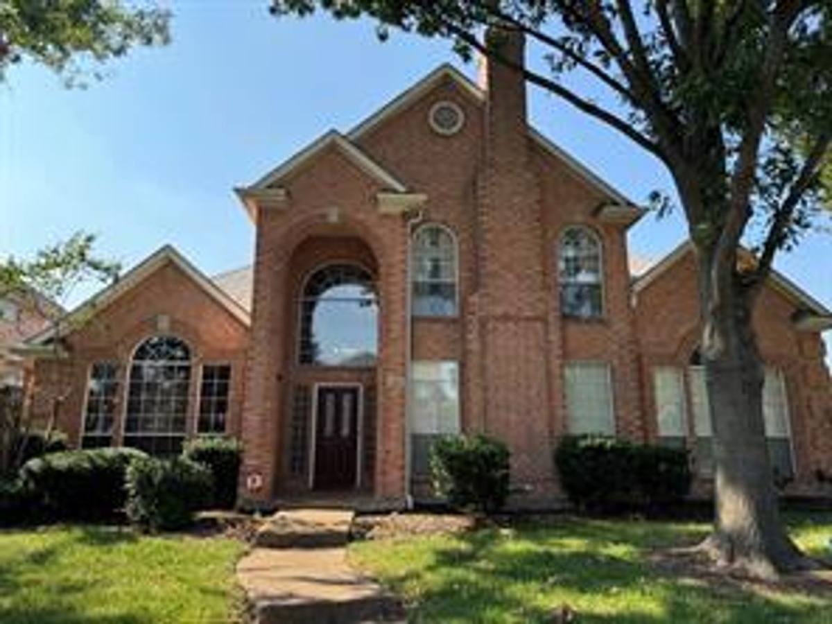 House for rent at 1100 Hunters Creek Dr, Carrollton, TX 75007