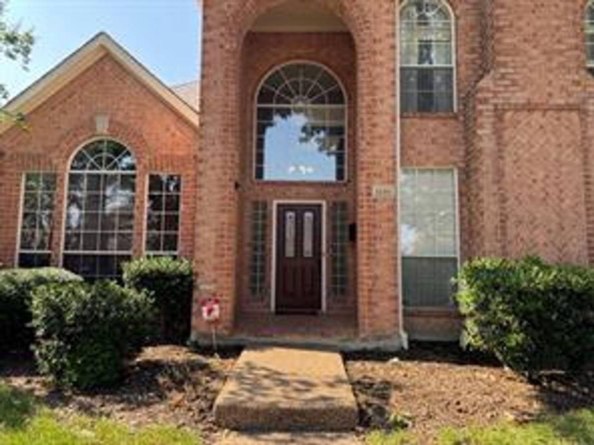 House for rent at 1100 Hunters Creek Dr, Carrollton, TX 75007